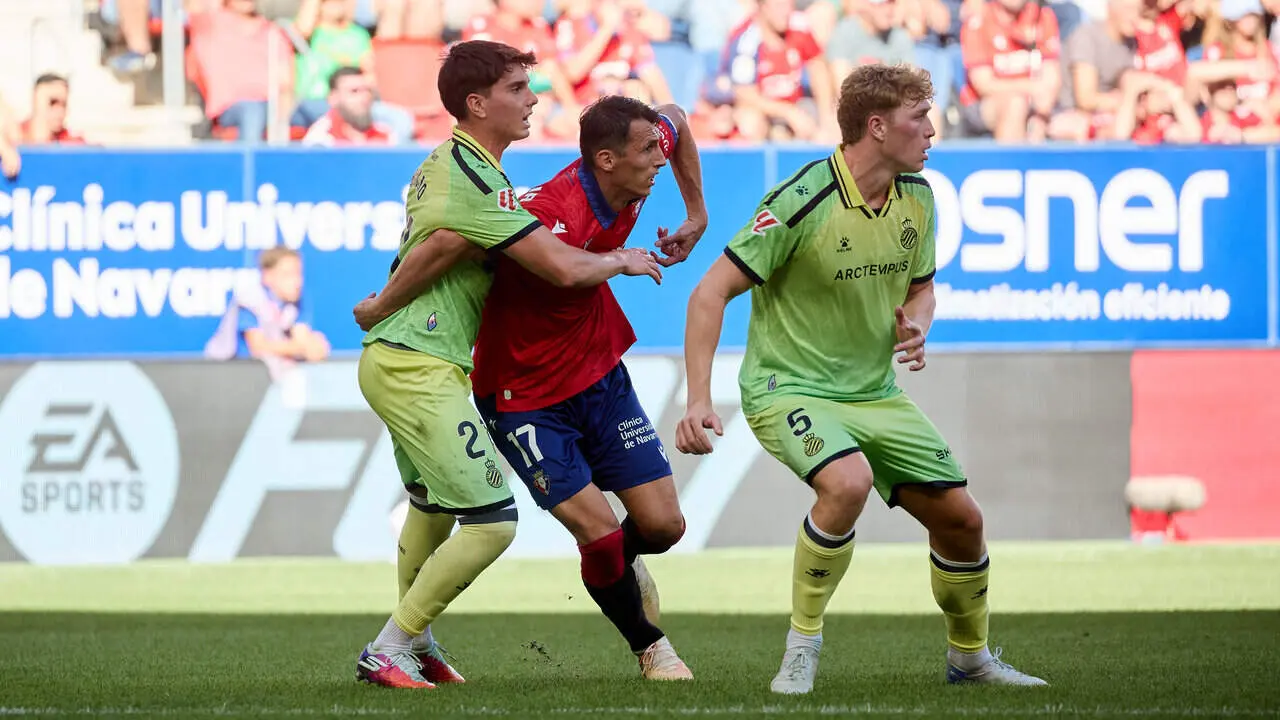 Roger Hinojo (21. ESP) (Izda), Ante Budimir (17. OSA) y Clemens Riedel (5. ESP) (Dcha) en acci&oacute;n durante el partido de LaLiga EA Sports entre CA Osasuna y RCD Espanyol disputado en el estadio de El Sadar en Pamplona. I&Ntilde;IGO ALZUGARAY