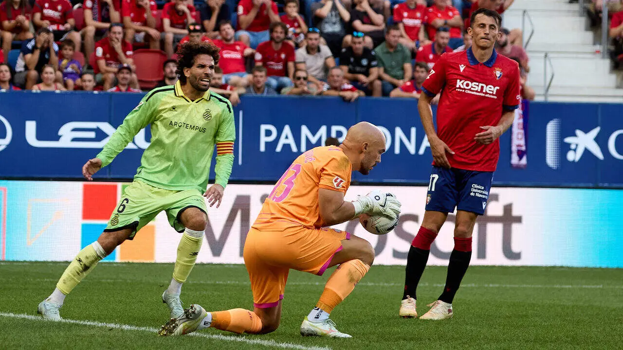 Marko Dmitrovic (13. ESP) en acci&oacute;n durante el partido de LaLiga EA Sports entre CA Osasuna y RCD Espanyol disputado en el estadio de El Sadar en Pamplona. En la imagen tambi&eacute;n aparecen Leandro Cabrera (6. ESP) (Izda) y Ante Budimir (17. OSA) (Dcha). I&Ntilde;IGO ALZUGARAY