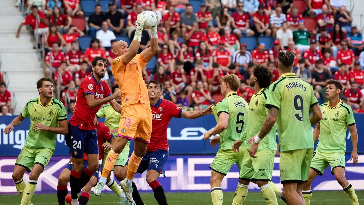 Marko Dmitrovic (13. ESP) en acci&oacute;n durante el partido de LaLiga EA Sports entre CA Osasuna y RCD Espanyol disputado en el estadio de El Sadar en Pamplona. I&Ntilde;IGO ALZUGARAY