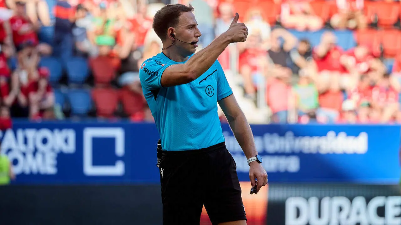 Luis Bestard (&Aacute;rbitro) en acci&oacute;n durante el partido de LaLiga EA Sports entre CA Osasuna y RCD Espanyol disputado en el estadio de El Sadar en Pamplona. I&Ntilde;IGO ALZUGARAY