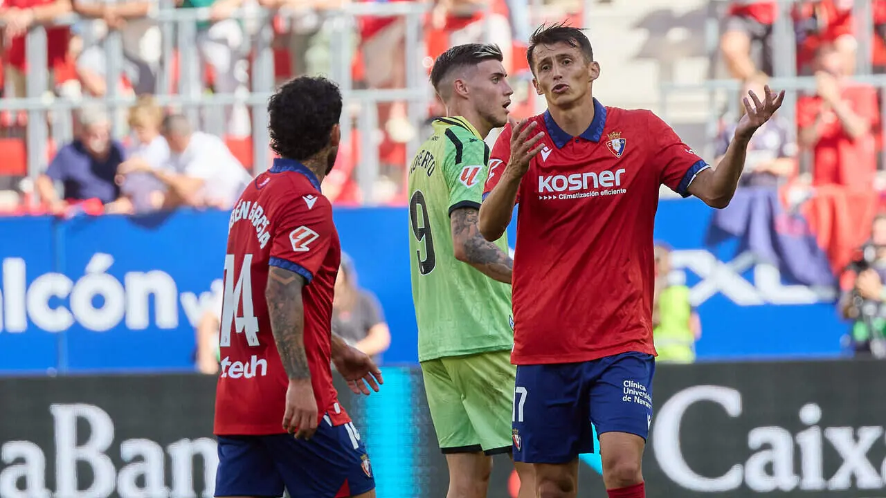 Rub&eacute;n Garc&iacute;a (14. OSA) (Izda), Roberto Fern&aacute;ndez (9. ESP) y Ante Budimir (17. OSA) (Dcha) durante el partido de LaLiga EA Sports entre CA Osasuna y RCD Espanyol disputado en el estadio de El Sadar en Pamplona. I&Ntilde;IGO ALZUGARAY