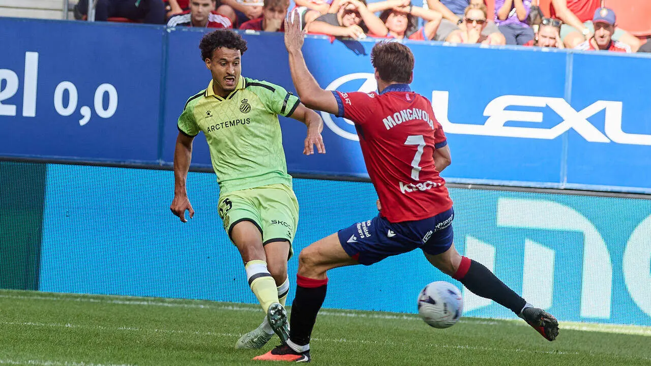 Jon Moncayola (7. OSA) (Dcha) disputa un bal&oacute;n con Omar El Hilali (23. ESP) (Izda) durante el partido de LaLiga EA Sports entre CA Osasuna y RCD Espanyol disputado en el estadio de El Sadar en Pamplona. I&Ntilde;IGO ALZUGARAY