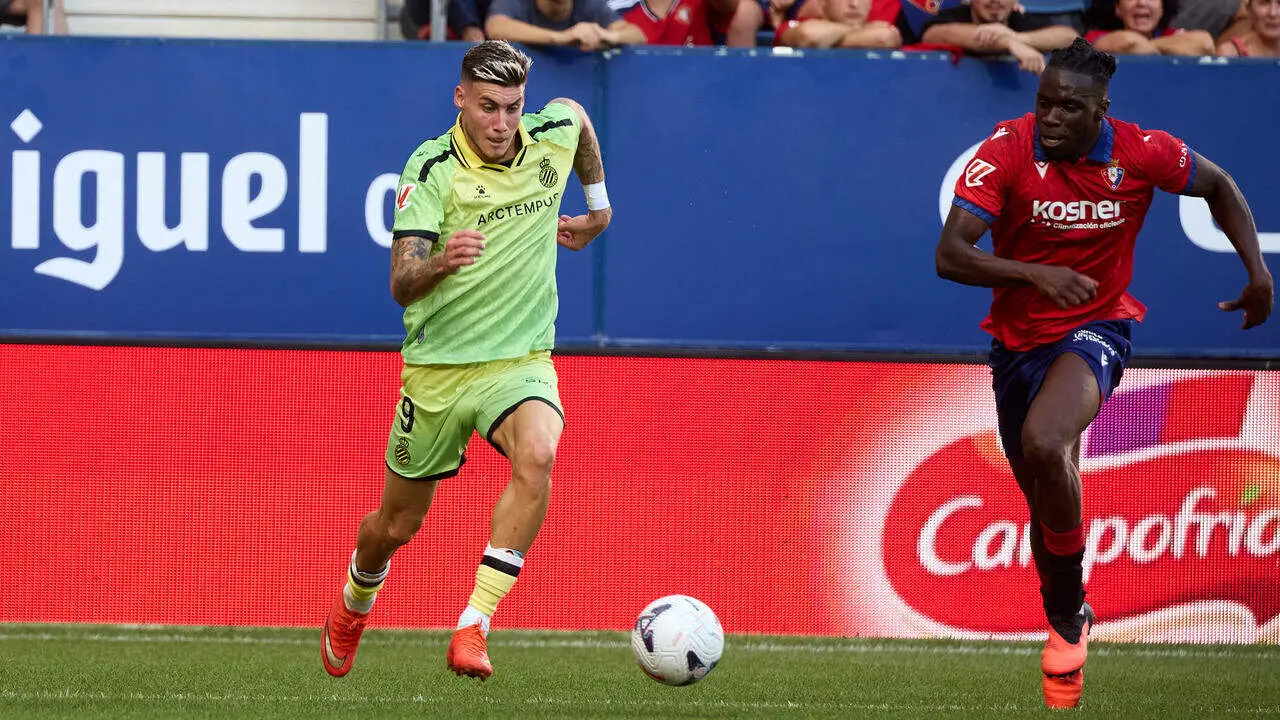Roberto Fern&aacute;ndez (9. ESP) (Izda) disputa un bal&oacute;n con Rockson Yeboah (48. OSA) (Dcha) durante el partido de LaLiga EA Sports entre CA Osasuna y RCD Espanyol disputado en el estadio de El Sadar en Pamplona. I&Ntilde;IGO ALZUGARAY