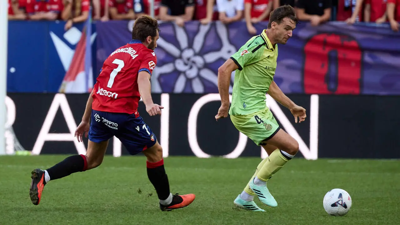 Urko Gonz&aacute;lez de Z&aacute;rate (4. ESP) (Dcha) regatea a Jon Moncayola (7. OSA) (Izda) durante el partido de LaLiga EA Sports entre CA Osasuna y RCD Espanyol disputado en el estadio de El Sadar en Pamplona. I&Ntilde;IGO ALZUGARAY