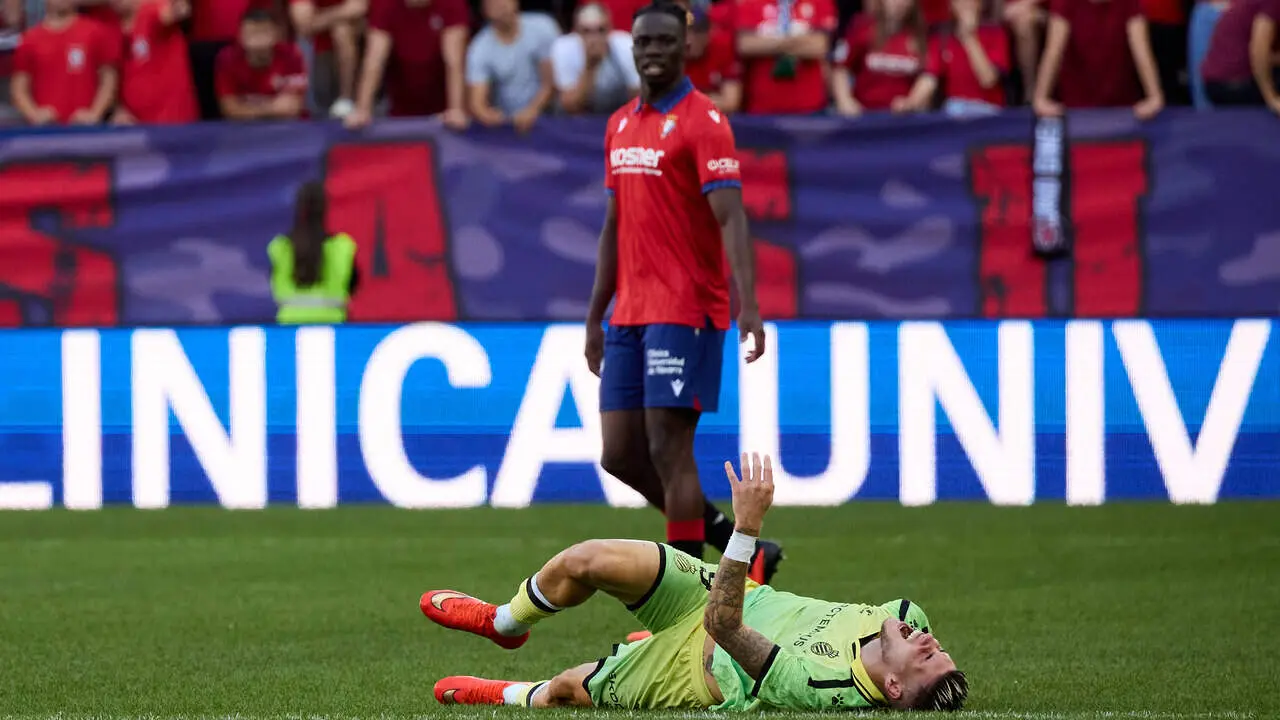 Roberto Fern&aacute;ndez (9. ESP) en acci&oacute;n durante el partido de LaLiga EA Sports entre CA Osasuna y RCD Espanyol disputado en el estadio de El Sadar en Pamplona. En la imagen tambi&eacute;n aparece Rockson Yeboah (48. OSA). I&Ntilde;IGO ALZUGARAY