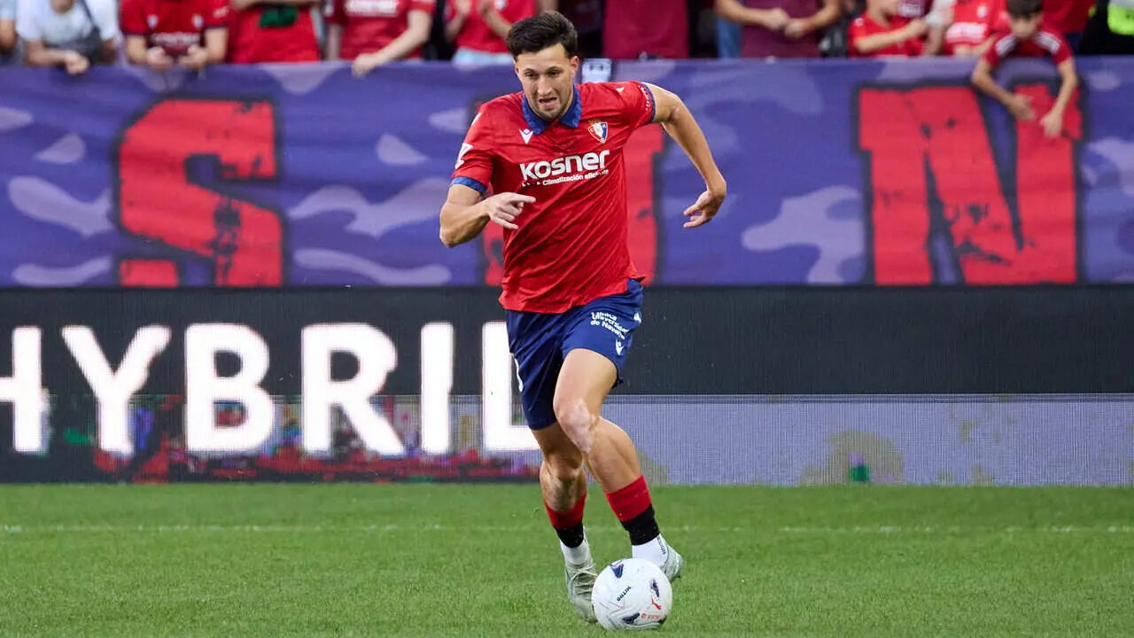 Abel Bretones (23. OSA) en acci&oacute;n durante el partido de LaLiga EA Sports entre CA Osasuna y RCD Espanyol disputado en el estadio de El Sadar en Pamplona. I&Ntilde;IGO ALZUGARAY