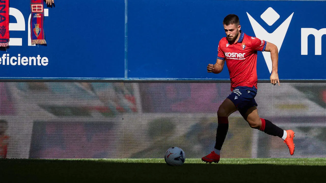 I&ntilde;igo Arguibide (27. OSA) en acci&oacute;n durante el partido de LaLiga EA Sports entre CA Osasuna y RCD Espanyol disputado en el estadio de El Sadar en Pamplona. I&Ntilde;IGO ALZUGARAY