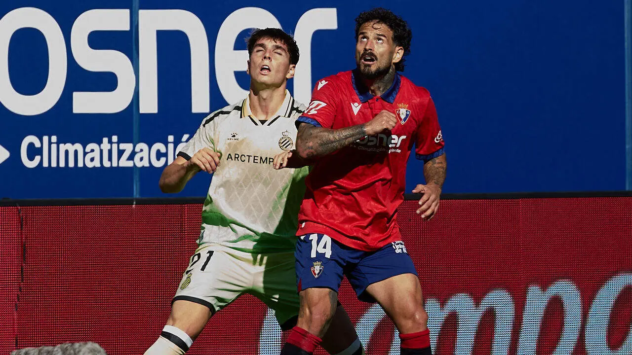 Roger Hinojo (21. ESP) (Izda) disputa un bal&oacute;n a&eacute;reo con Rub&eacute;n Garc&iacute;a (14. OSA) (Dcha) durante el partido de LaLiga EA Sports entre CA Osasuna y RCD Espanyol disputado en el estadio de El Sadar en Pamplona. I&Ntilde;IGO ALZUGARAY