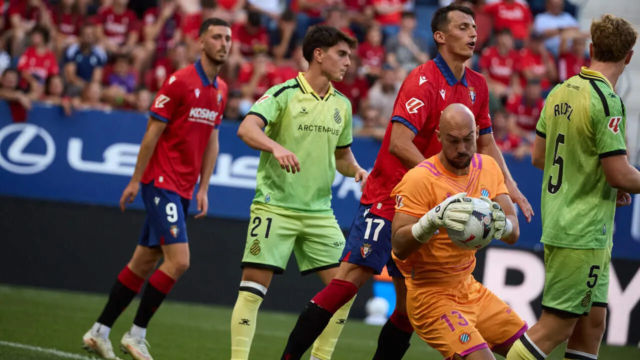 Marko Dmitrovic (13. ESP) en acci&oacute;n durante el partido de LaLiga EA Sports entre CA Osasuna y RCD Espanyol disputado en el estadio de El Sadar en Pamplona. En la imagen tambi&eacute;n aparecen Ra&uacute;l Garc&iacute;a (9. OSA) (Izda), Roger Hinojo (21. ESP), Ante Budimir (17. OSA) y Clemens Riedel (5. ESP) (Dcha). I&Ntilde;IGO ALZUGARAY