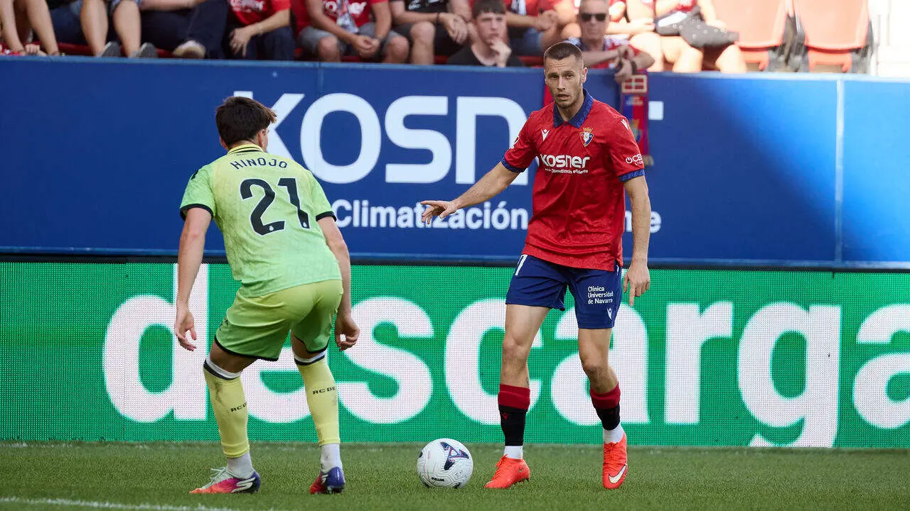 Jonathan Dubasin (21. OSA) (Dcha) regatea a Roger Hinojo (21. ESP) (Izda) durante el partido de LaLiga EA Sports entre CA Osasuna y RCD Espanyol disputado en el estadio de El Sadar en Pamplona. I&Ntilde;IGO ALZUGARAY