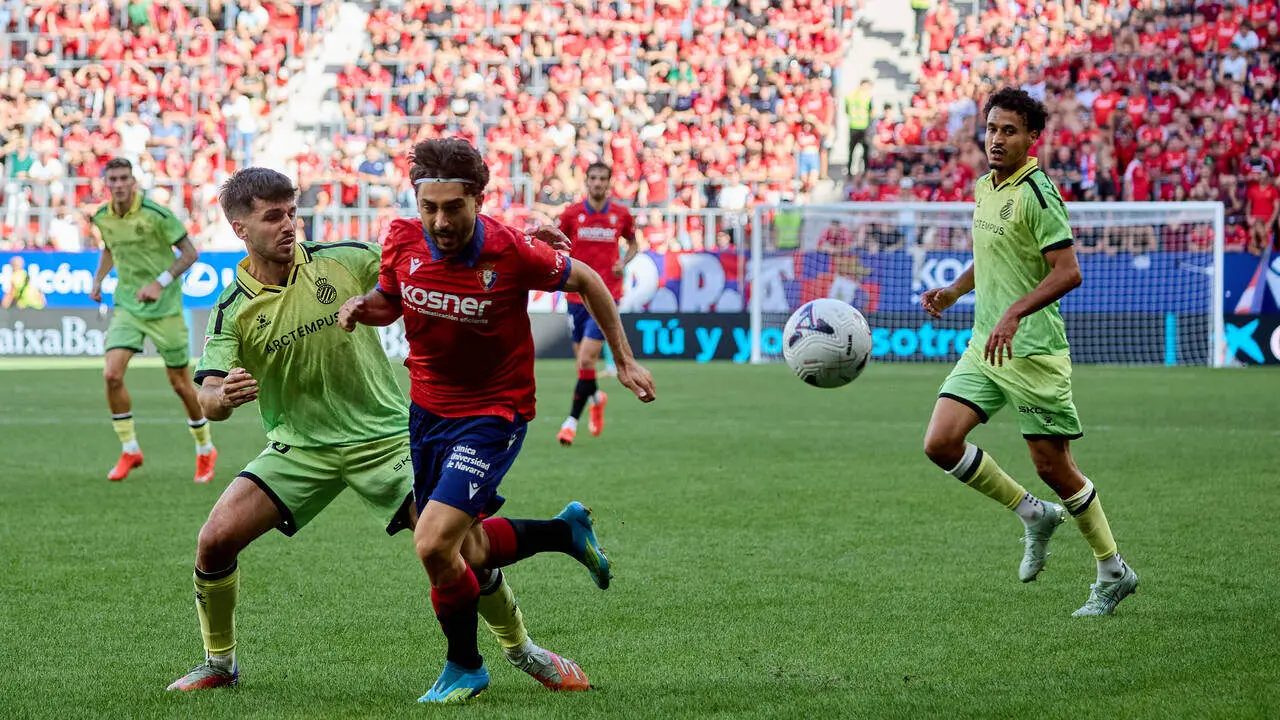 Javi Hern&aacute;ndez (28. ESP) (Izda) realiza una entrada a Ra&uacute;l Moro (18. OSA) (Dcha) durante el partido de LaLiga EA Sports entre CA Osasuna y RCD Espanyol disputado en el estadio de El Sadar en Pamplona. En la imagen tambi&eacute;n aparece Omar El Hilali (23. ESP). I&Ntilde;IGO ALZUGARAY