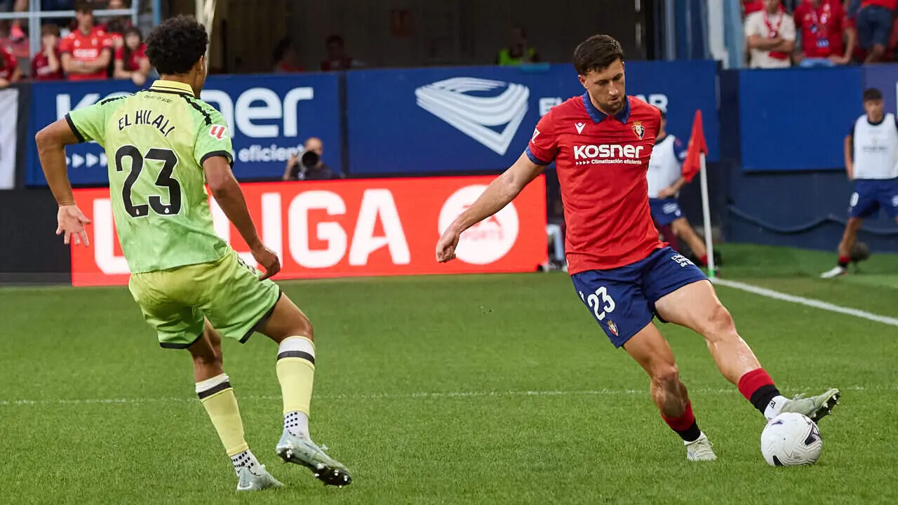 Abel Bretones (23. OSA) (Dcha) centra ante la oposici&oacute;n de Omar El Hilali (23. ESP) (Izda) durante el partido de LaLiga EA Sports entre CA Osasuna y RCD Espanyol disputado en el estadio de El Sadar en Pamplona. I&Ntilde;IGO ALZUGARAY