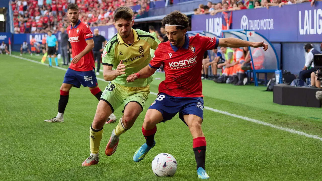 Javi Hern&aacute;ndez (28. ESP) (Izda) disputa un bal&oacute;n con Ra&uacute;l Moro (18. OSA) y Iker Mu&ntilde;oz (8. OSA) (Dcha) durante el partido de LaLiga EA Sports entre CA Osasuna y RCD Espanyol disputado en el estadio de El Sadar en Pamplona. I&Ntilde;IGO ALZUGARAY