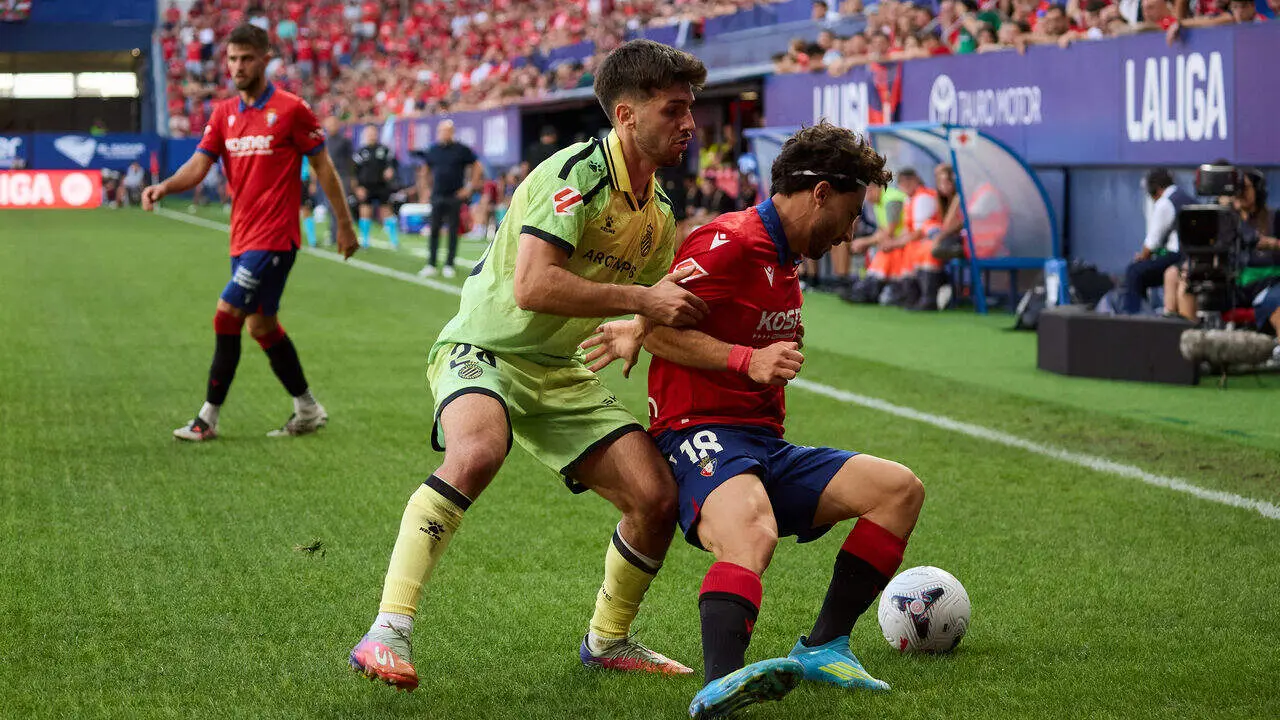 Javi Hern&aacute;ndez (28. ESP) (Izda) disputa un bal&oacute;n con Ra&uacute;l Moro (18. OSA) (Dcha) durante el partido de LaLiga EA Sports entre CA Osasuna y RCD Espanyol disputado en el estadio de El Sadar en Pamplona. En la imagen tambi&eacute;n aparece Iker Mu&ntilde;oz (8. OSA). I&Ntilde;IGO ALZUGARAY