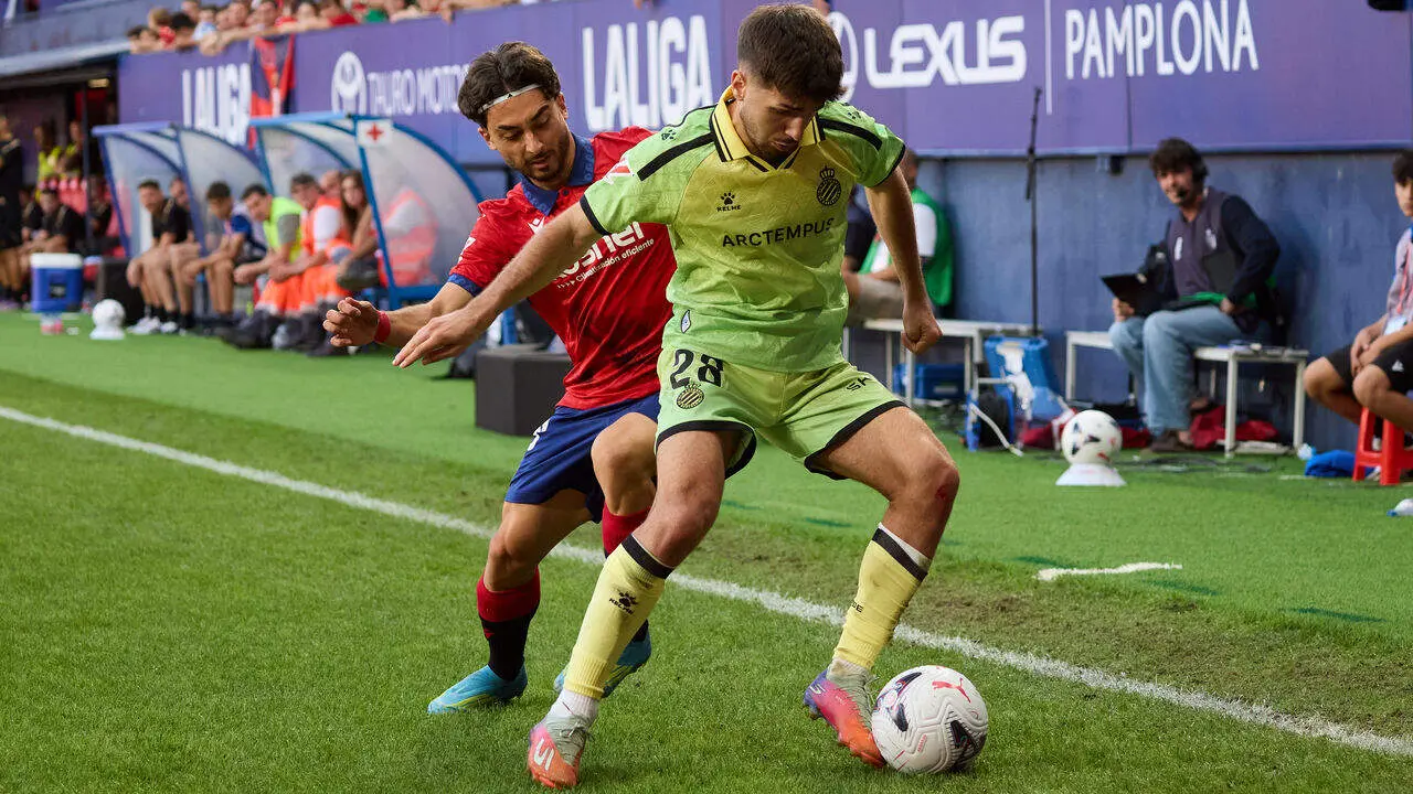 Ra&uacute;l Moro (18. OSA) (Izda) disputa un bal&oacute;n con Javi Hern&aacute;ndez (28. ESP) (Dcha) durante el partido de LaLiga EA Sports entre CA Osasuna y RCD Espanyol disputado en el estadio de El Sadar en Pamplona. I&Ntilde;IGO ALZUGARAY
