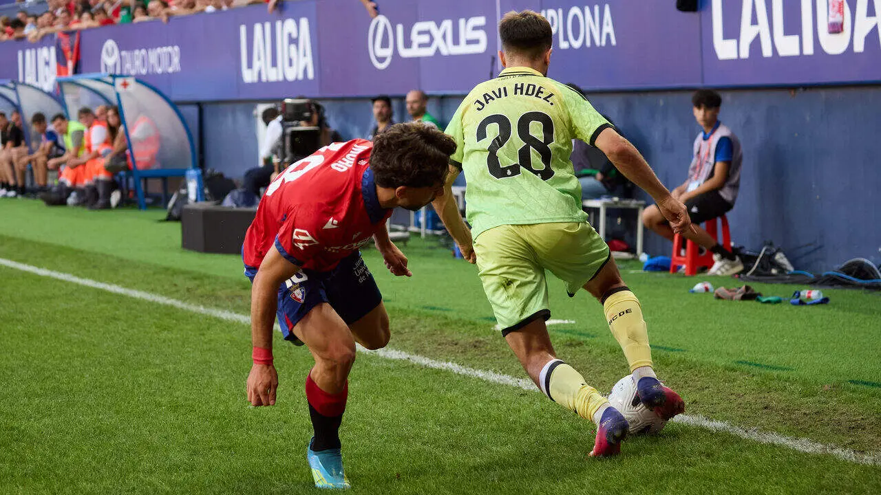 Javi Hern&aacute;ndez (28. ESP) (Dcha) regatea a Ra&uacute;l Moro (18. OSA) (Izda) durante el partido de LaLiga EA Sports entre CA Osasuna y RCD Espanyol disputado en el estadio de El Sadar en Pamplona. I&Ntilde;IGO ALZUGARAY