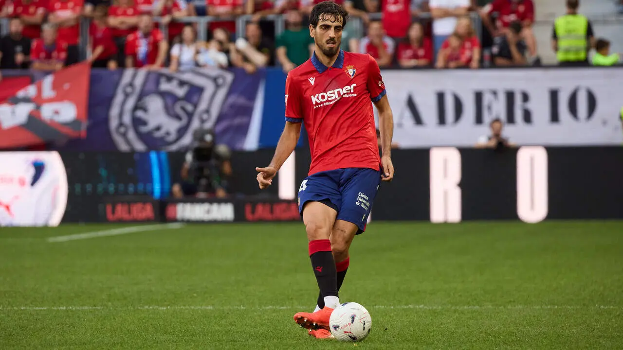 Alejandro Catena (24. OSA) en acci&oacute;n durante el partido de LaLiga EA Sports entre CA Osasuna y RCD Espanyol disputado en el estadio de El Sadar en Pamplona. I&Ntilde;IGO ALZUGARAY