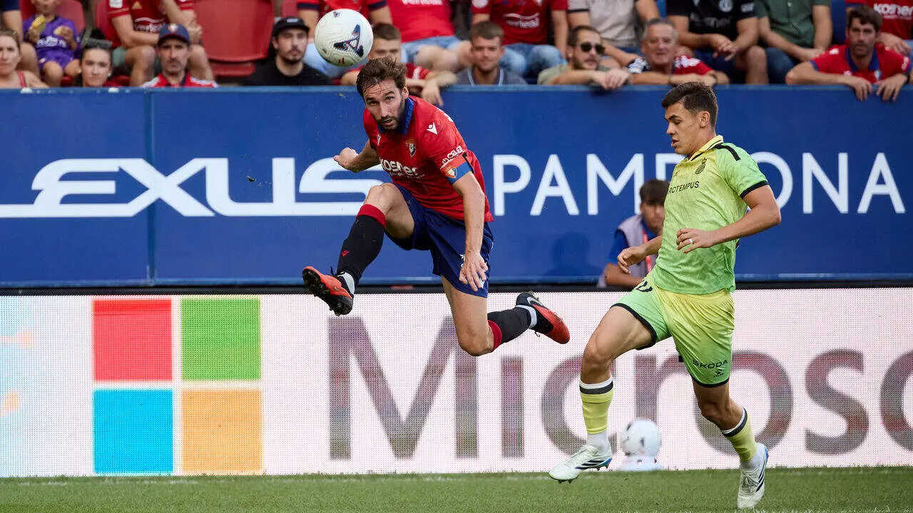 Jon Moncayola (7. OSA) (Izda) centra ante la oposici&oacute;n de Gabriel Moscardo (20. ESP) (Dcha) durante el partido de LaLiga EA Sports entre CA Osasuna y RCD Espanyol disputado en el estadio de El Sadar en Pamplona. I&Ntilde;IGO ALZUGARAY