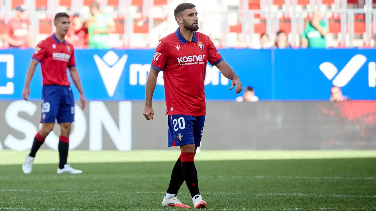 Romain Del Castillo (20. OSA) en acci&oacute;n durante el partido de LaLiga EA Sports entre CA Osasuna y RCD Espanyol disputado en el estadio de El Sadar en Pamplona. En la imagen tambi&eacute;n aparece Asier Osambela (29. OSA). I&Ntilde;IGO ALZUGARAY