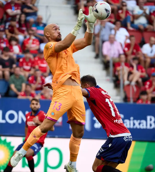 Marko Dmitrovic (13. ESP) en acci&oacute;n durante el partido de LaLiga EA Sports entre CA Osasuna y RCD Espanyol disputado en el estadio de El Sadar en Pamplona. I&Ntilde;IGO ALZUGARAY