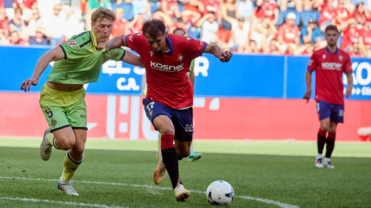 Ante Budimir (17. OSA) (Dcha) disputa un bal&oacute;n con Clemens Riedel (5. ESP) (Izda) durante el partido de LaLiga EA Sports entre CA Osasuna y RCD Espanyol disputado en el estadio de El Sadar en Pamplona. I&Ntilde;IGO ALZUGARAY