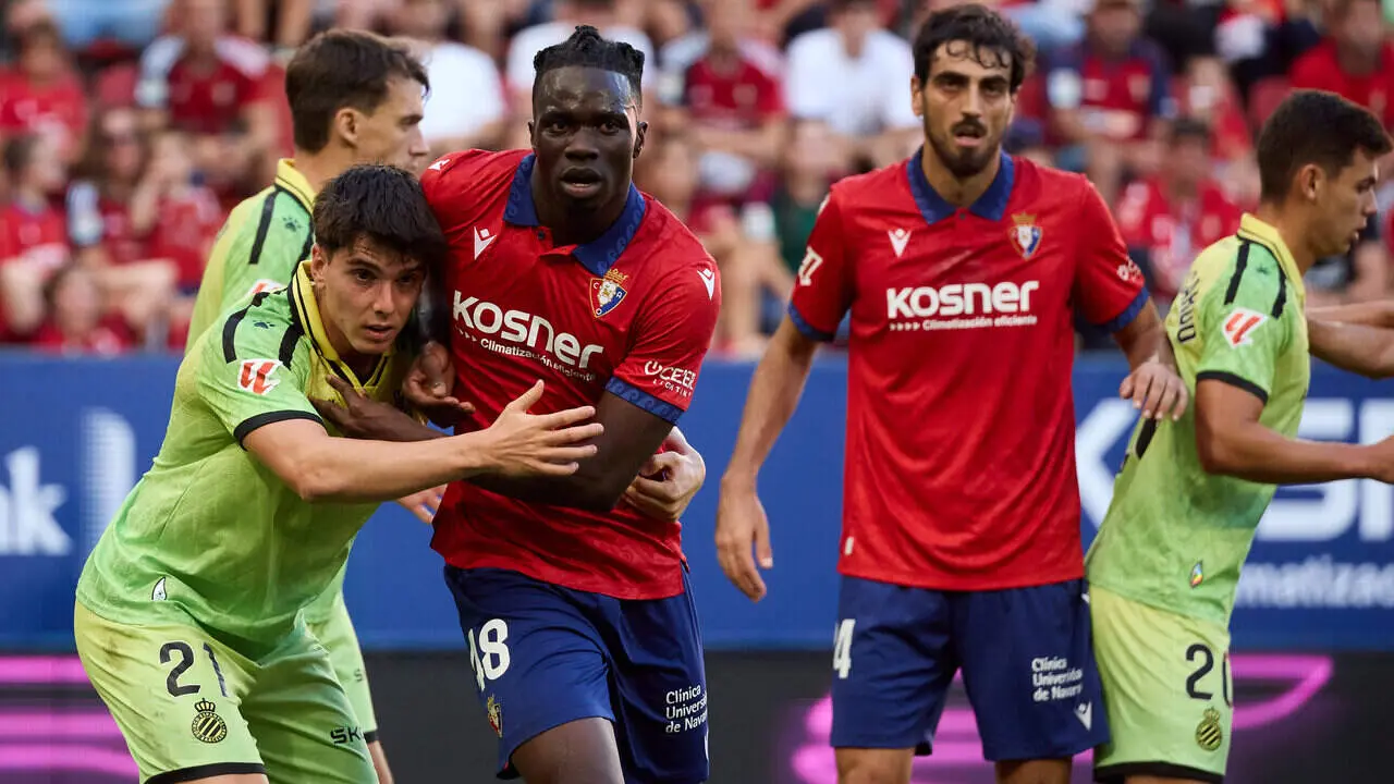 Roger Hinojo (21. ESP) (Izda) y Rockson Yeboah (48. OSA) (Dcha) en acci&oacute;n durante el partido de LaLiga EA Sports entre CA Osasuna y RCD Espanyol disputado en el estadio de El Sadar en Pamplona. En la imagen tambi&eacute;n aparecen Urko Gonz&aacute;lez de Z&aacute;rate (4. ESP) (Izda), Alejandro Catena (24. OSA) y Gabriel Moscardo (20. ESP) (Dcha). I&Ntilde;IGO ALZUGARAY