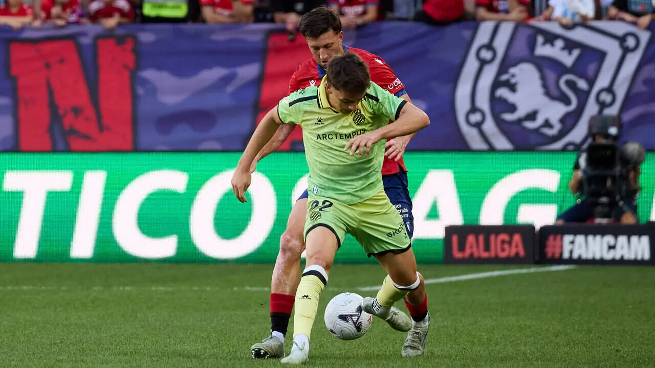 &Aacute;lex Calatrava (22. ESP) (Izda) disputa un bal&oacute;n con Abel Bretones (23. OSA) (Dcha) durante el partido de LaLiga EA Sports entre CA Osasuna y RCD Espanyol disputado en el estadio de El Sadar en Pamplona. I&Ntilde;IGO ALZUGARAY
