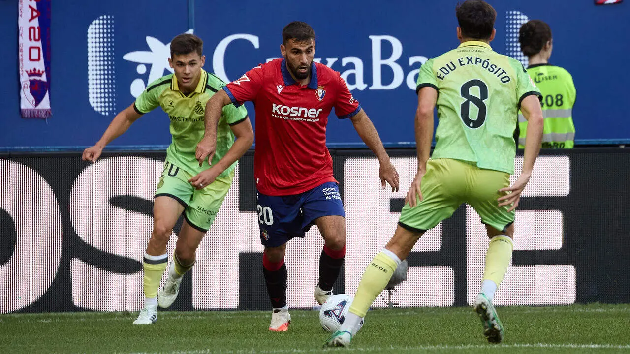 Romain Del Castillo (20. OSA) regatea a Gabriel Moscardo (20. ESP) (Izda) y Edu Exp&oacute;sito (8. ESP) (Dcha) durante el partido de LaLiga EA Sports entre CA Osasuna y RCD Espanyol disputado en el estadio de El Sadar en Pamplona. I&Ntilde;IGO ALZUGARAY