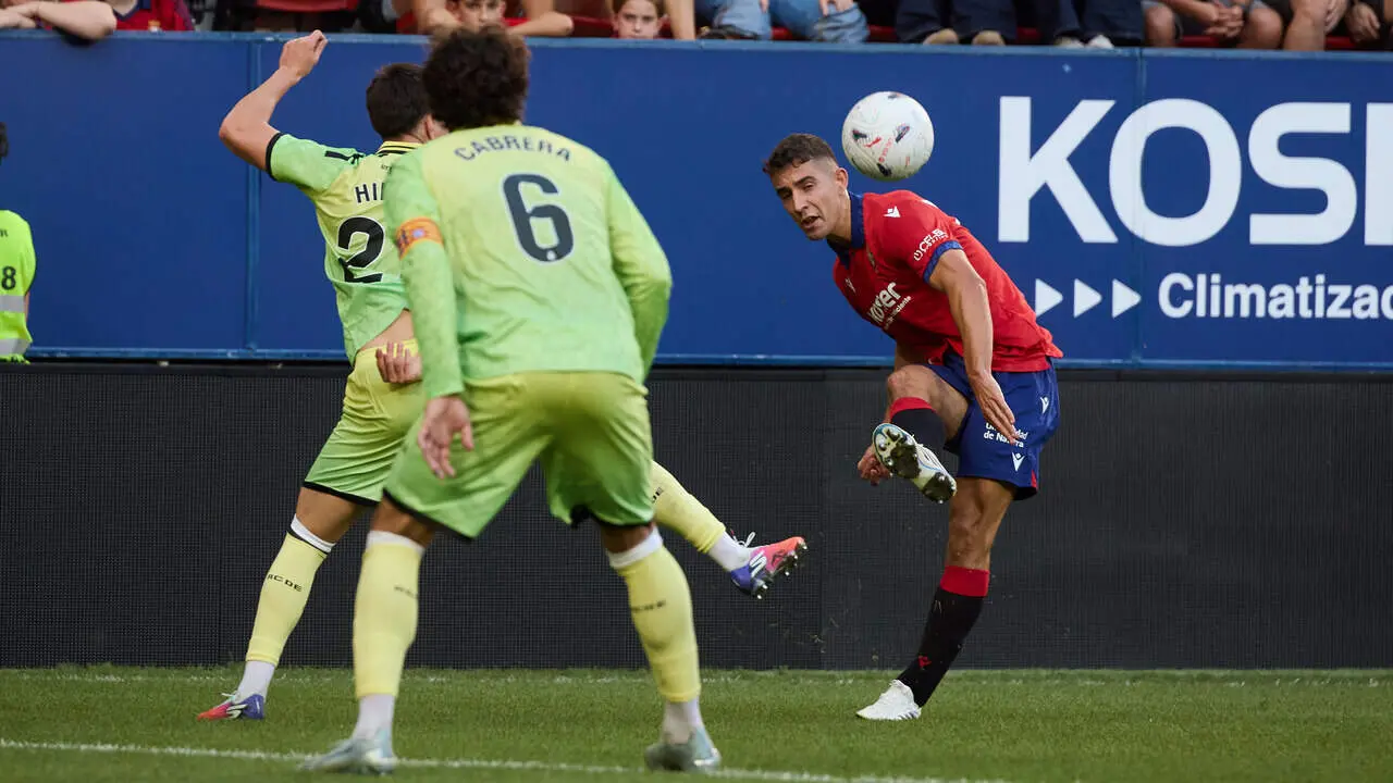 Asier Osambela (29. OSA) (Dcha) centra ante la oposici&oacute;n de Gabriel Moscardo (20. ESP) (Izda) y Leandro Cabrera (6. ESP) durante el partido de LaLiga EA Sports entre CA Osasuna y RCD Espanyol disputado en el estadio de El Sadar en Pamplona. I&Ntilde;IGO ALZUGARAY