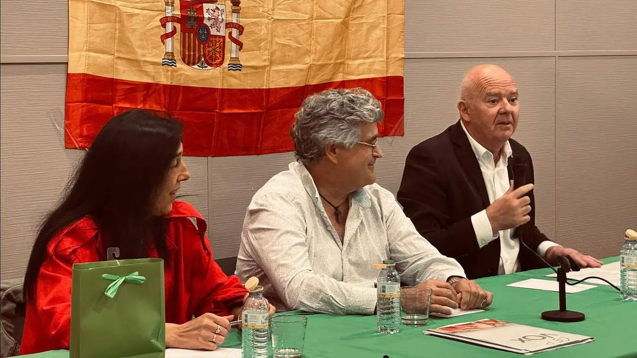 De izda. a dcha., la portavoz de VOX en el Parlamento Vasco, Amaia Mart&iacute;nez, el presidente provincial de VOX Navarra, Jos&eacute; Mar&iacute;a Garc&iacute;a Elorz, y el portavoz de VOX en el Parlamento de Navarra, Emilio Jim&eacute;nez. CEDIDA