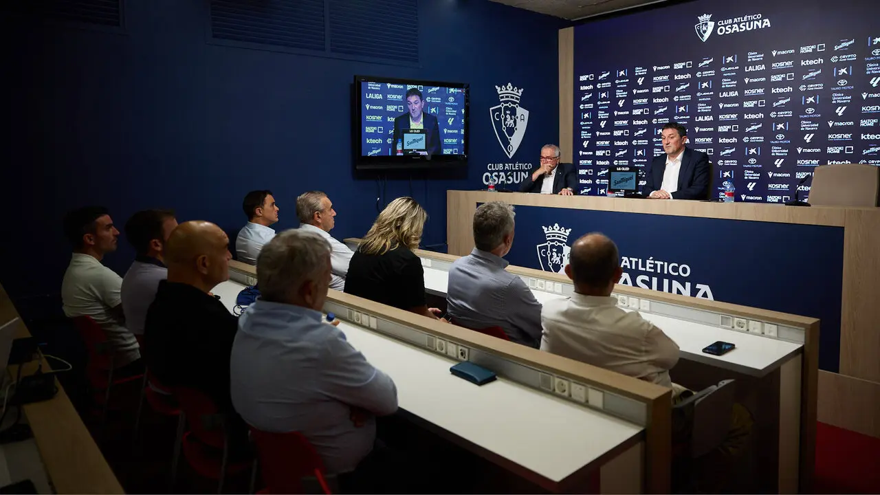 El director deportivo del Club Atl&eacute;tico Osasuna durante la &uacute;ltima d&eacute;cada, Braulio V&aacute;zquez, ofrece una rueda de prensa tras anunciar su salida del equipo.  I&Ntilde;IGO ALZUGARAY