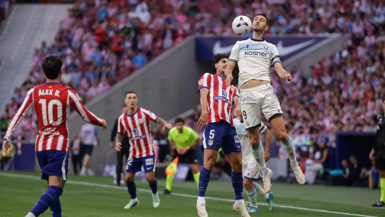 El jugador de Atl&eacute;tico de Madrid Johnny Cardoso y el jugador de Osasuna Raul Garc&iacute;a, durante el partido de la jornada 6 de LaLiga entre el Atl&eacute;tico de Madrid y Osasuna, este mi&eacute;rcoles en el Riyadh Air Metropolitan.-EFE/ Juanjo Mart&iacute;n.