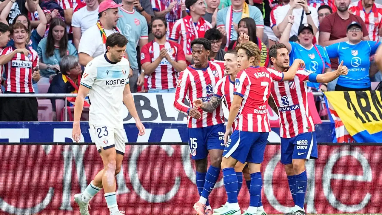 Los jugadores rojibkancos celebran uno de sus goles ante Abel Bretones. Foto Europa Press.