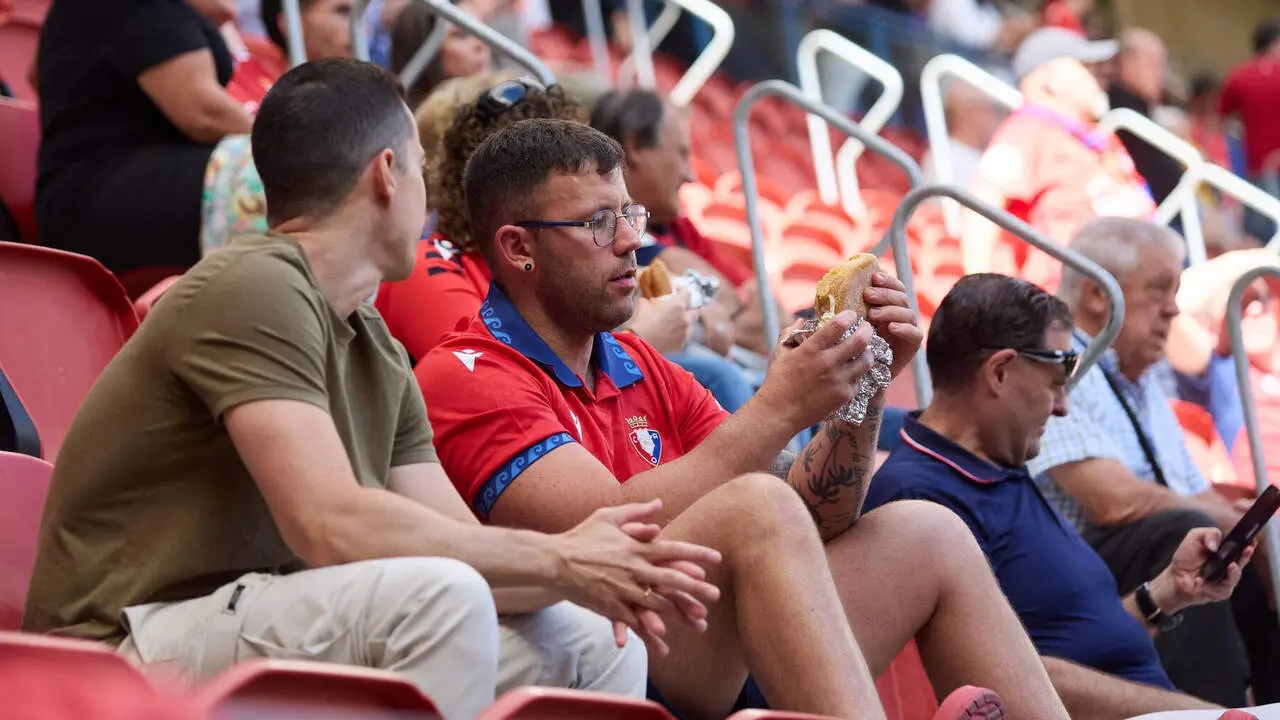 La grada de El Sadar durante el partido de LaLiga EA Sports entre CA Osasuna y Rayo Vallecano disputado en Pamplona. I&Ntilde;IGO ALZUGARAY