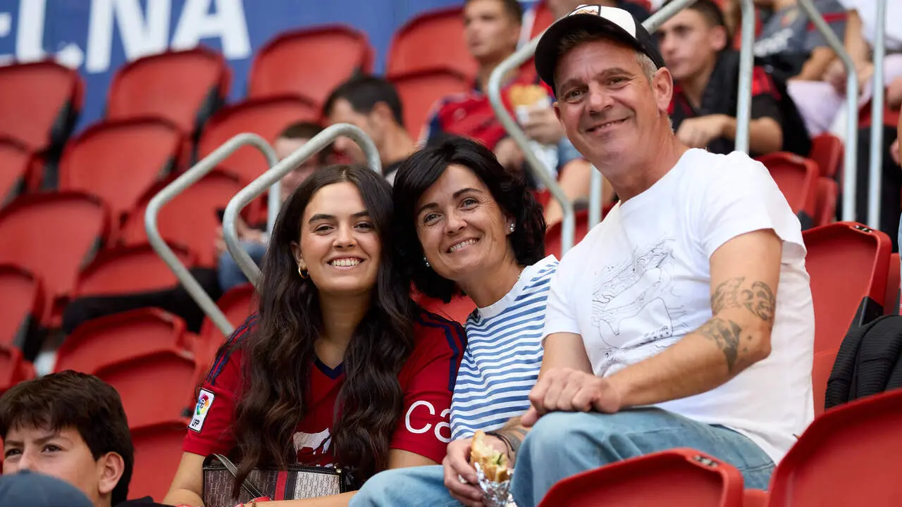 La grada de El Sadar durante el partido de LaLiga EA Sports entre CA Osasuna y Rayo Vallecano disputado en Pamplona. I&Ntilde;IGO ALZUGARAY