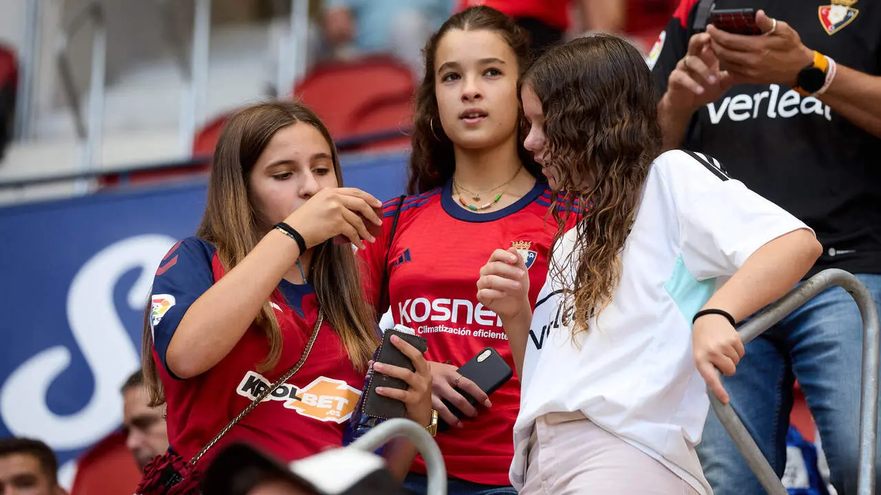 La grada de El Sadar durante el partido de LaLiga EA Sports entre CA Osasuna y Rayo Vallecano disputado en Pamplona. I&Ntilde;IGO ALZUGARAY