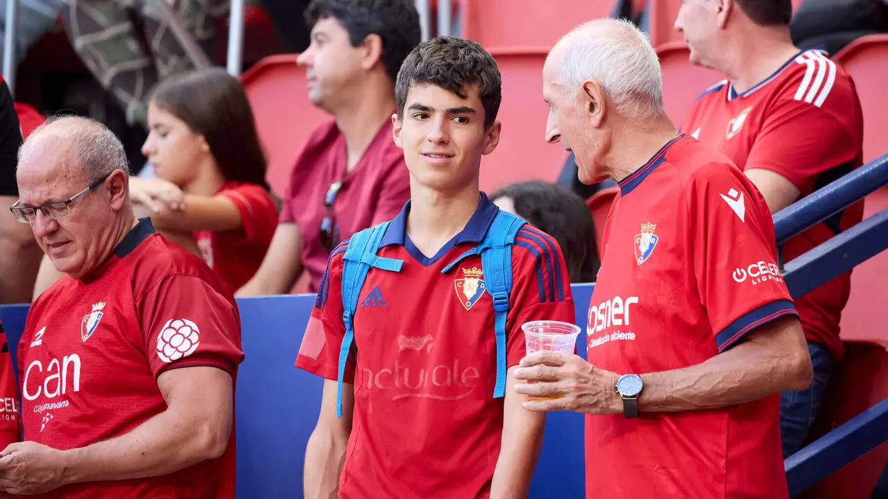 La grada de El Sadar durante el partido de LaLiga EA Sports entre CA Osasuna y Rayo Vallecano disputado en Pamplona. I&Ntilde;IGO ALZUGARAY