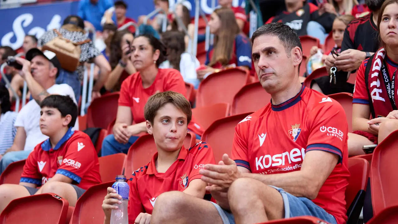 La grada de El Sadar durante el partido de LaLiga EA Sports entre CA Osasuna y Rayo Vallecano disputado en Pamplona. I&Ntilde;IGO ALZUGARAY