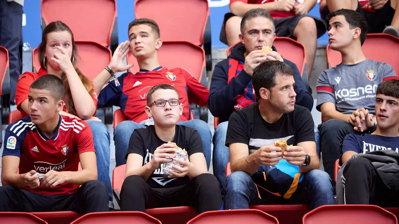 La grada de El Sadar durante el partido de LaLiga EA Sports entre CA Osasuna y Rayo Vallecano disputado en Pamplona. I&Ntilde;IGO ALZUGARAY