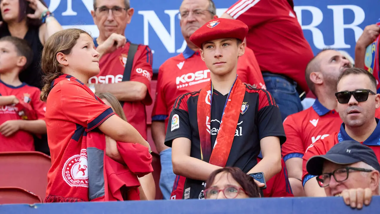La grada de El Sadar durante el partido de LaLiga EA Sports entre CA Osasuna y Rayo Vallecano disputado en Pamplona. I&Ntilde;IGO ALZUGARAY