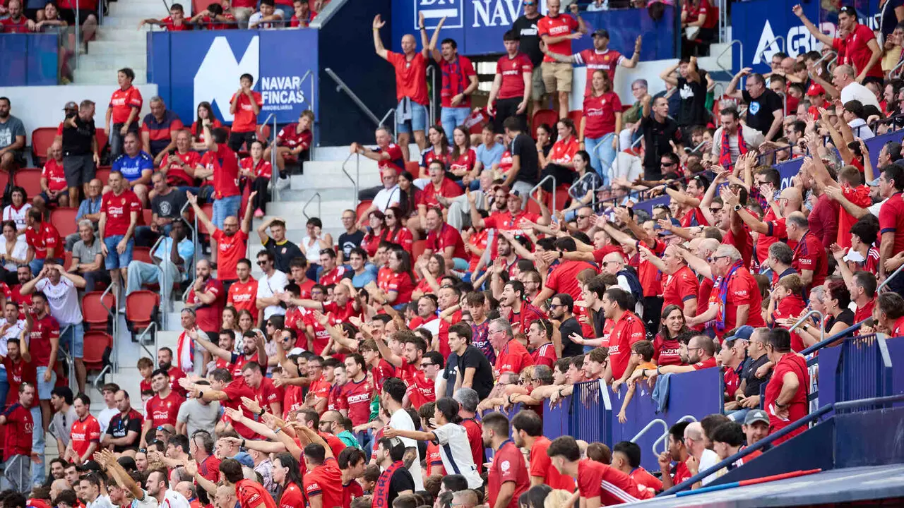 La grada de El Sadar durante el partido de LaLiga EA Sports entre CA Osasuna y Rayo Vallecano disputado en Pamplona. I&Ntilde;IGO ALZUGARAY