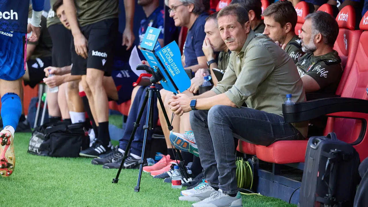 Luis Miguel Ramis (Entrenador. OSA) durante el partido de f&uacute;tbol de LaLiga EA Sports entre CA Osasuna y Rayo Vallecano disputado en el estadio El Sadar de Pamplona I&Ntilde;IGO ALZUGARAY