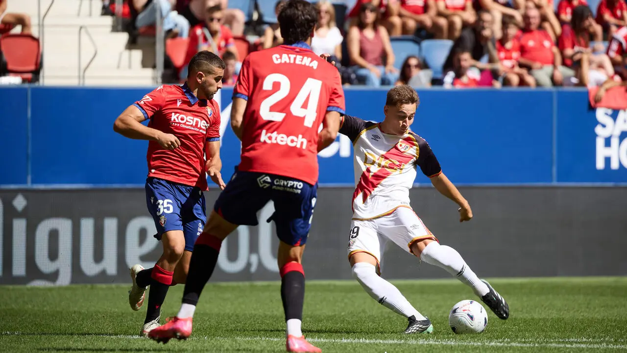 Jorge de Frutos (19. RAY) remata a porter&iacute;a ante la oposici&oacute;n de Alejandro Catena (24. OSA) y Unai Santos (35. OSA) durante el partido de f&uacute;tbol de LaLiga EA Sports entre CA Osasuna y Rayo Vallecano disputado en el estadio El Sadar de Pamplona I&Ntilde;IGO ALZUGARAY