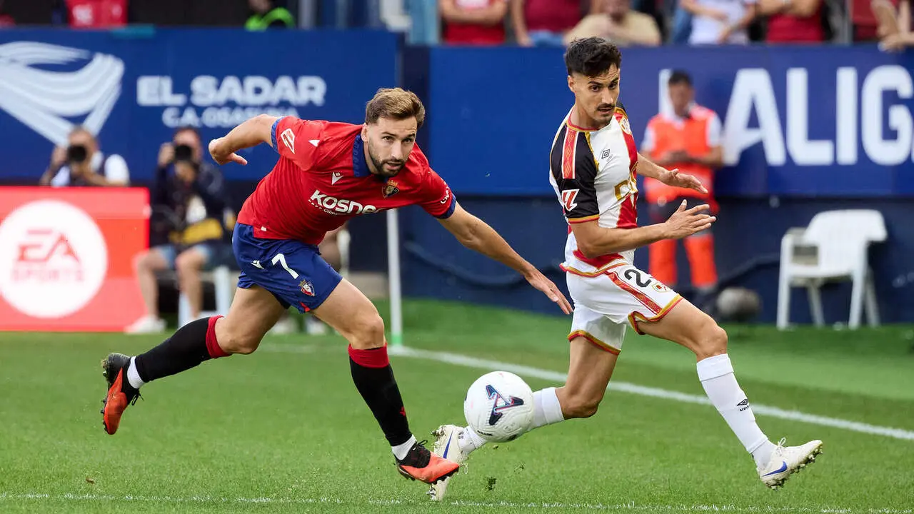 Jon Moncayola (7. OSA) y &Oacute;scar Valent&iacute;n (23. RAY) disputan el bal&oacute;n durante el partido de f&uacute;tbol de LaLiga EA Sports entre CA Osasuna y Rayo Vallecano disputado en el estadio El Sadar de Pamplona I&Ntilde;IGO ALZUGARAY
