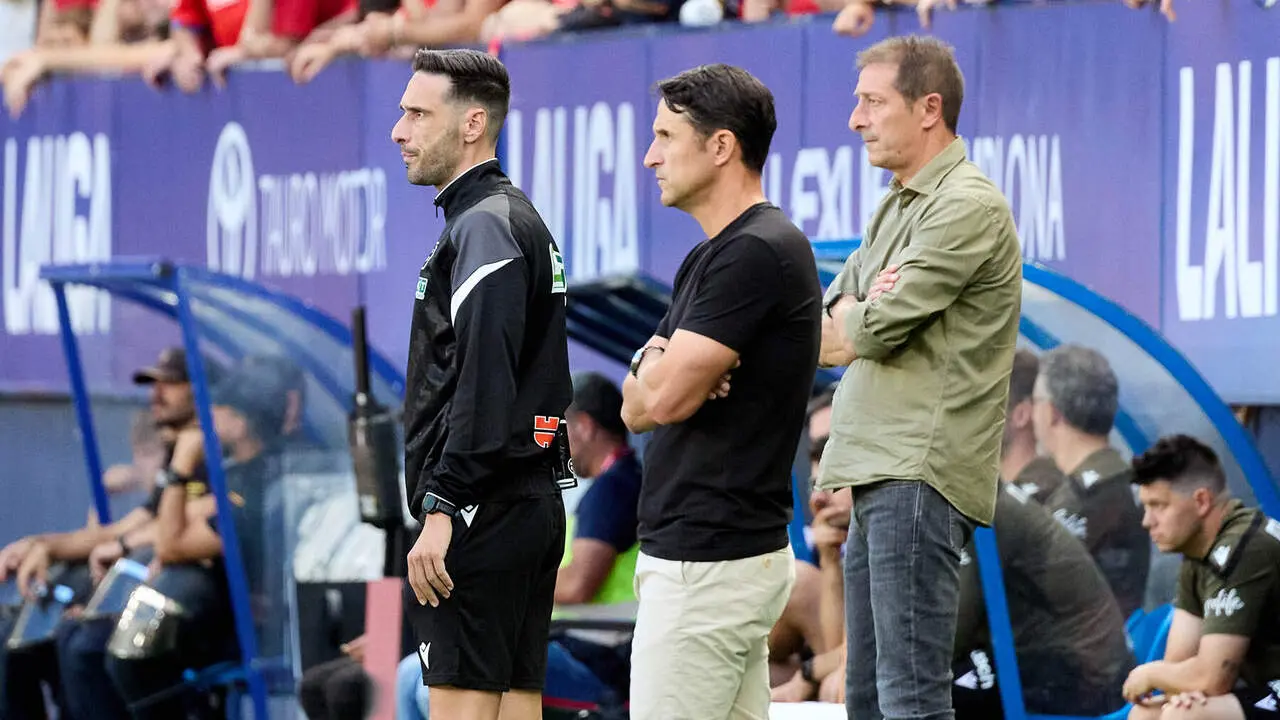 Gonzalo Gonz&aacute;lez (Cuarto &Aacute;rbitro), Be&ntilde;at San Jos&eacute; (Entrenador. RAY) y Luis Miguel Ramis (Entrenador. OSA) durante el partido de f&uacute;tbol de LaLiga EA Sports entre CA Osasuna y Rayo Vallecano disputado en el estadio El Sadar de Pamplona I&Ntilde;IGO ALZUGARAY