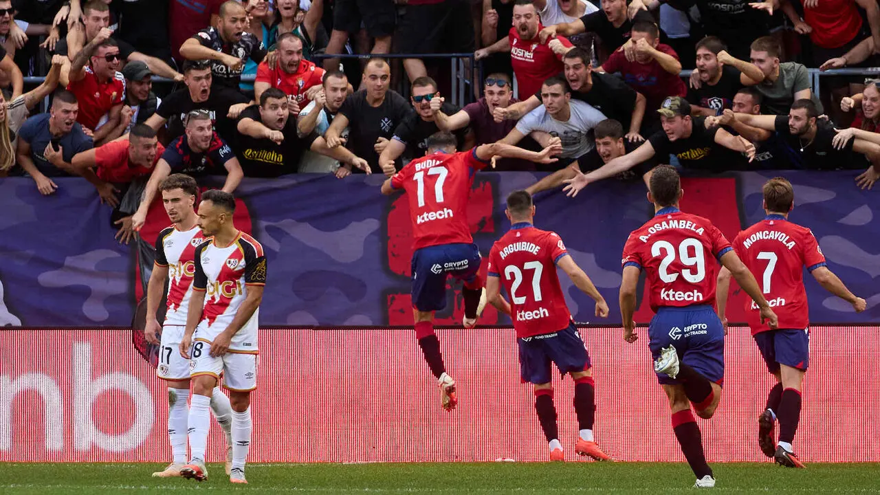Iker Mu&ntilde;oz (8. OSA), Ante Budimir (17. OSA), I&ntilde;igo Arguibide (27. OSA), Jon Moncayola (7. OSA) y Asier Osambela (29. OSA) celebran el gol de Ante Budimir (17. OSA) (1-0) durante el partido de f&uacute;tbol de LaLiga EA Sports entre CA Osasuna y Rayo Vallecano disputado en el estadio El Sadar de Pamplona En la imagen tambi&eacute;n aparecen Adri&agrave; Pedrosa (17. RAY) y &Aacute;lvaro Garc&iacute;a (18. RAY). I&Ntilde;IGO ALZUGARAY