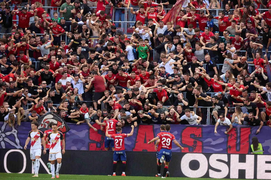 Ante Budimir (17. OSA), I&ntilde;igo Arguibide (27. OSA), Jon Moncayola (7. OSA) y Asier Osambela (29. OSA) celebran el gol de Ante Budimir (17. OSA) (1-0) durante el partido de f&uacute;tbol de LaLiga EA Sports entre CA Osasuna y Rayo Vallecano disputado en el estadio El Sadar de Pamplona En la imagen tambi&eacute;n aparecen Adri&agrave; Pedrosa (17. RAY) y &Aacute;lvaro Garc&iacute;a (18. RAY). I&Ntilde;IGO ALZUGARAY