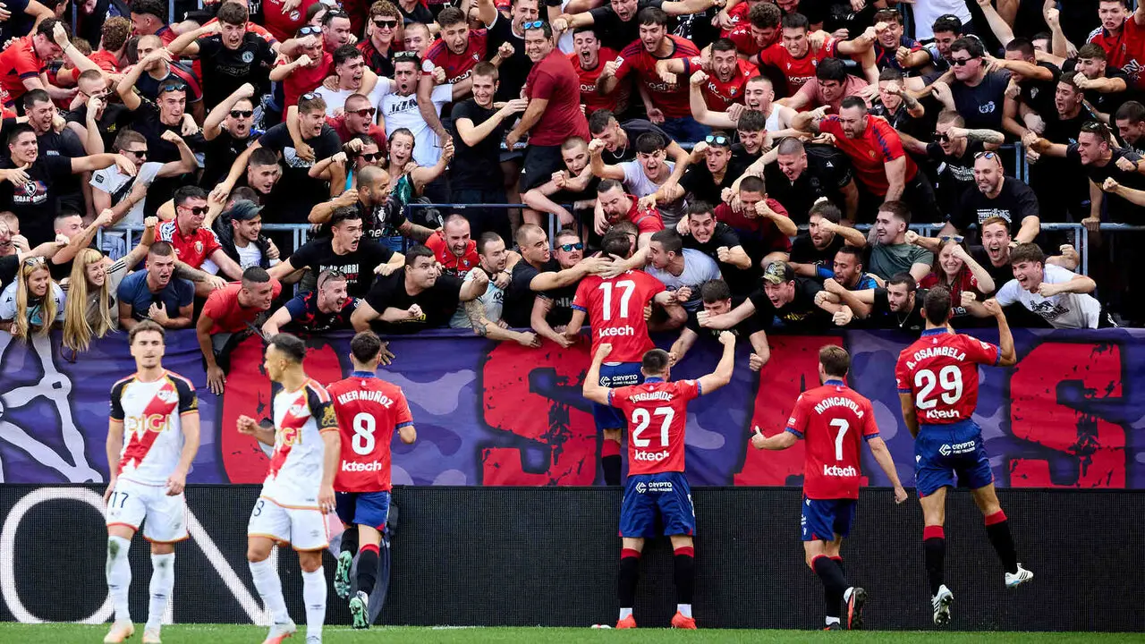 Iker Mu&ntilde;oz (8. OSA), Ante Budimir (17. OSA), I&ntilde;igo Arguibide (27. OSA), Jon Moncayola (7. OSA) y Asier Osambela (29. OSA) celebran el gol de Ante Budimir (17. OSA) (1-0) durante el partido de f&uacute;tbol de LaLiga EA Sports entre CA Osasuna y Rayo Vallecano disputado en el estadio El Sadar de Pamplona En la imagen tambi&eacute;n aparecen Adri&agrave; Pedrosa (17. RAY) y &Aacute;lvaro Garc&iacute;a (18. RAY). I&Ntilde;IGO ALZUGARAY