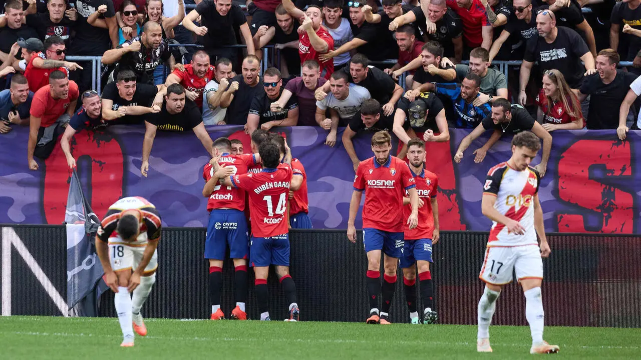 Iker Mu&ntilde;oz (8. OSA), Ante Budimir (17. OSA), I&ntilde;igo Arguibide (27. OSA), Jon Moncayola (7. OSA) y Asier Osambela (29. OSA) celebran el gol de Ante Budimir (17. OSA) (1-0) durante el partido de f&uacute;tbol de LaLiga EA Sports entre CA Osasuna y Rayo Vallecano disputado en el estadio El Sadar de Pamplona En la imagen tambi&eacute;n aparecen Adri&agrave; Pedrosa (17. RAY) y &Aacute;lvaro Garc&iacute;a (18. RAY). I&Ntilde;IGO ALZUGARAY