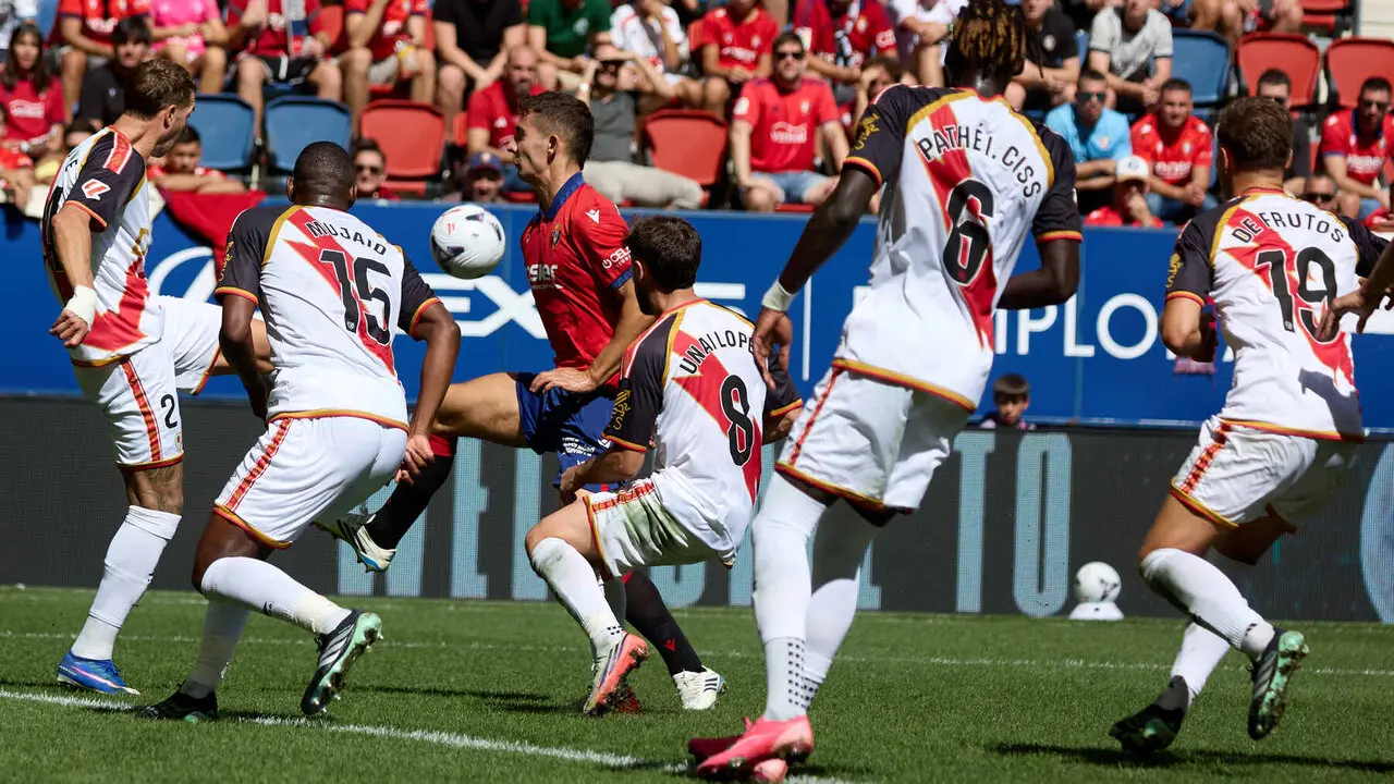Asier Osambela (29. OSA) en acci&oacute;n durante el partido de f&uacute;tbol de LaLiga EA Sports entre CA Osasuna y Rayo Vallecano disputado en el estadio El Sadar de Pamplona En la imagen tambi&eacute;n aparecen Andrei Ratiu (2. RAY), Mujaid Sadick (15. RAY), Unai L&oacute;pez (8. RAY), Path&eacute; Ciss (6. RAY) y Jorge de Frutos (19. RAY). I&Ntilde;IGO ALZUGARAY
